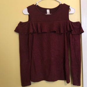 Cute, shoulder show, long sleeve burgundy shirt!🌹